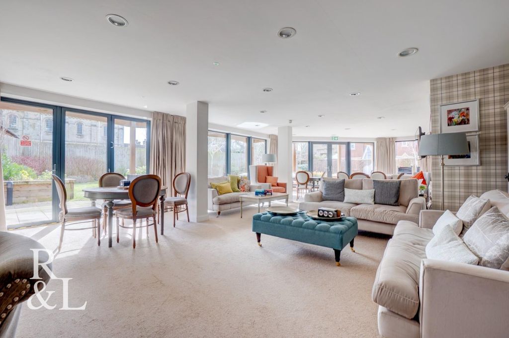 Property photo 3 of 23 10 Bainsbridge (5).Jpg