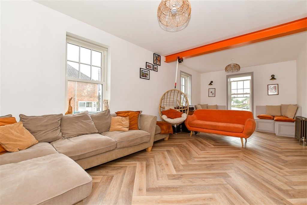 Property photo 1 of 18 Lounge