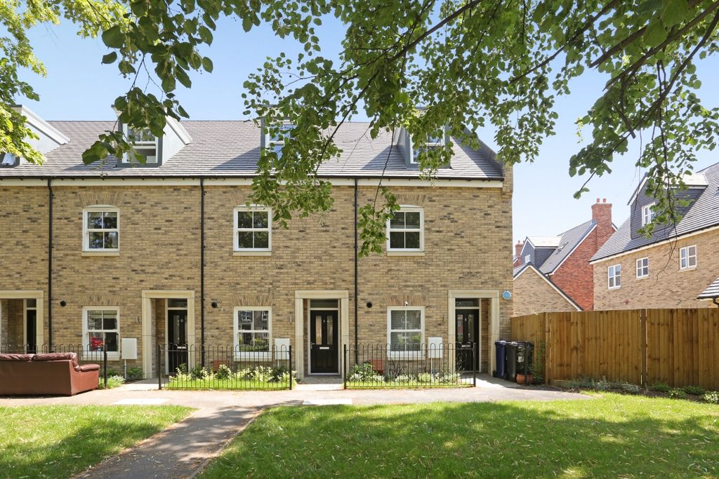Property photo 1 of 27 Lovegrove Way (14)