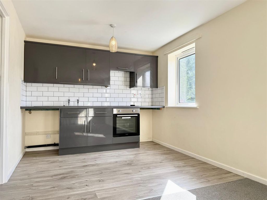 Property photo 2 of 6 Kitchen (2).Jpg