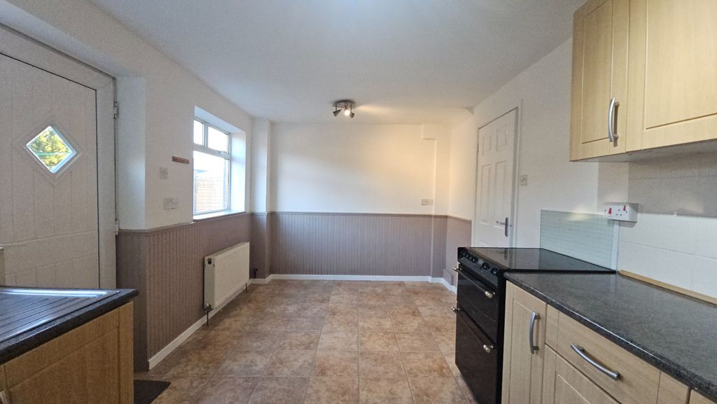 Property photo 3 of 10 Kitchen