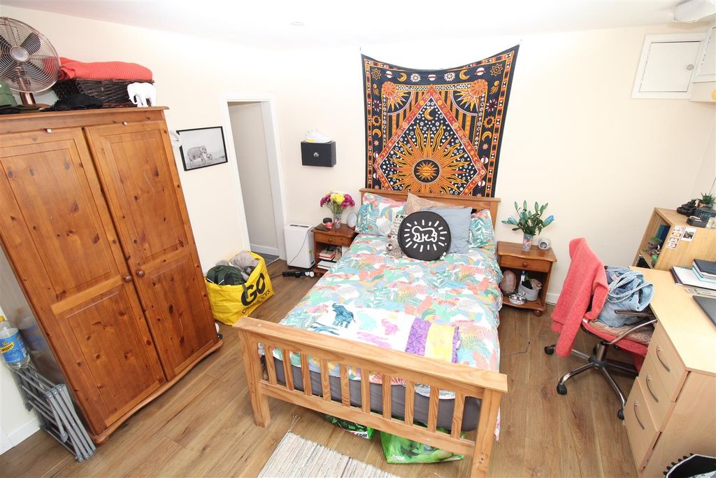 Property photo 3 of 10 Spacious Bedroom With Study Desk And Wardrobe...