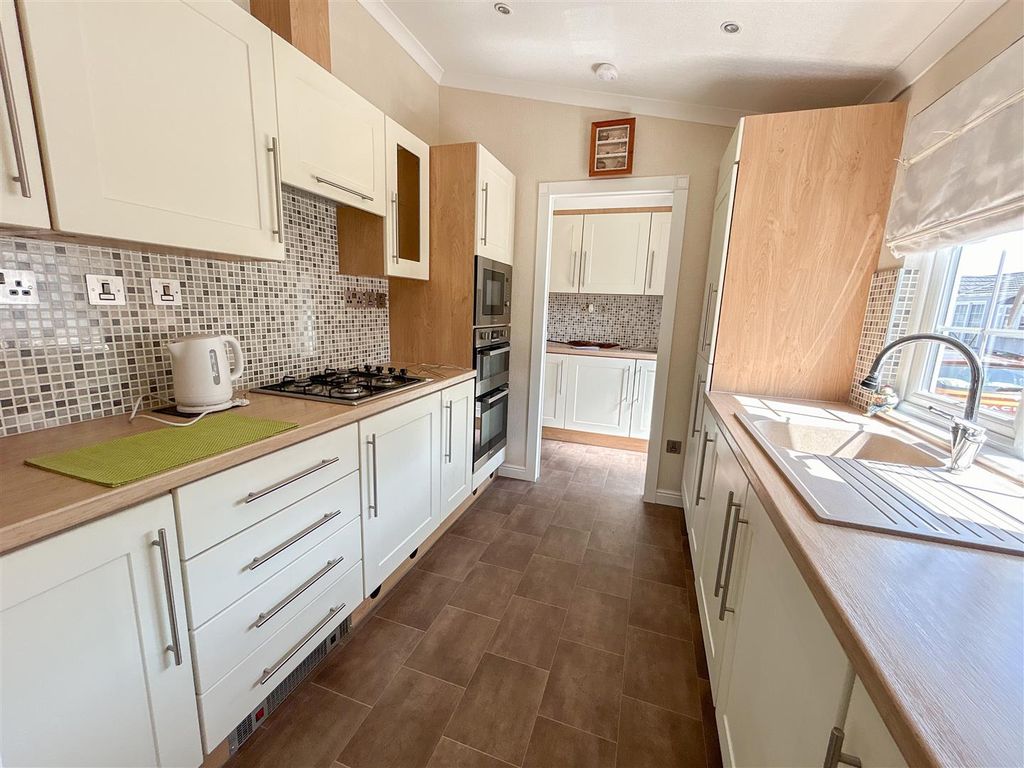 Property photo 3 of 17 Kitchen