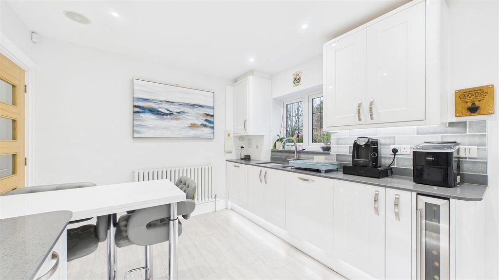 Property photo 3 of 22 Cam05101G0-Pr0125-Still025.Jpg