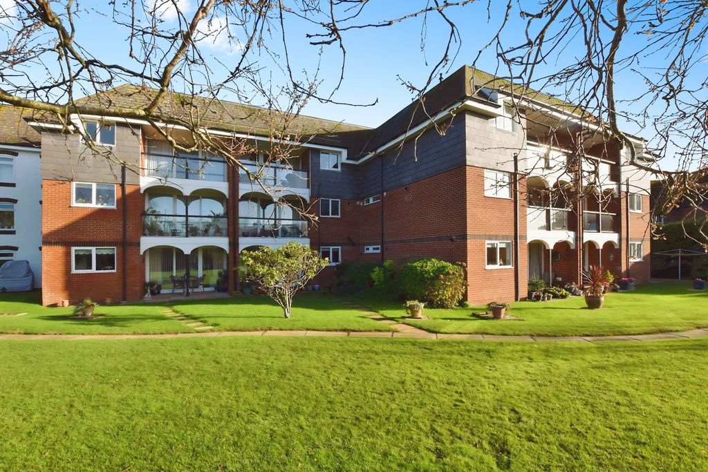 Property photo 1 of 17 Communal Gardens