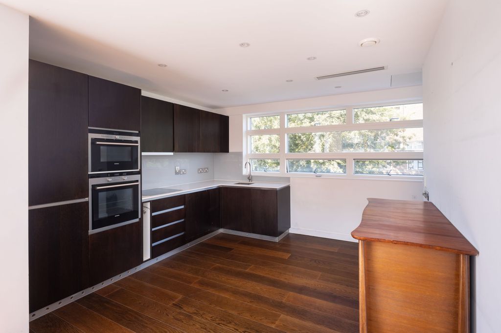 Property photo 3 of 11 Kitchen