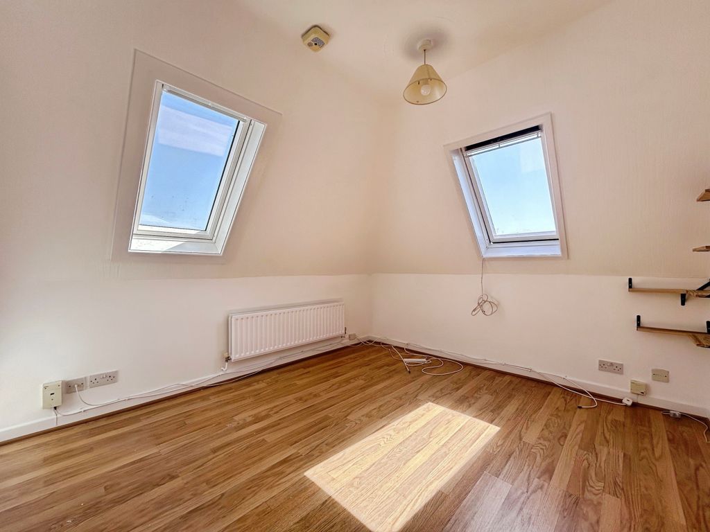 Property photo 3 of 16 B40919Ef-Image00010