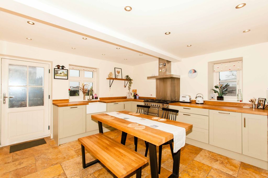 Property photo 2 of 31