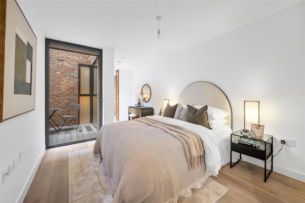 Property photo 3 of 13 Flat 1 Holland Court,28.Jpg