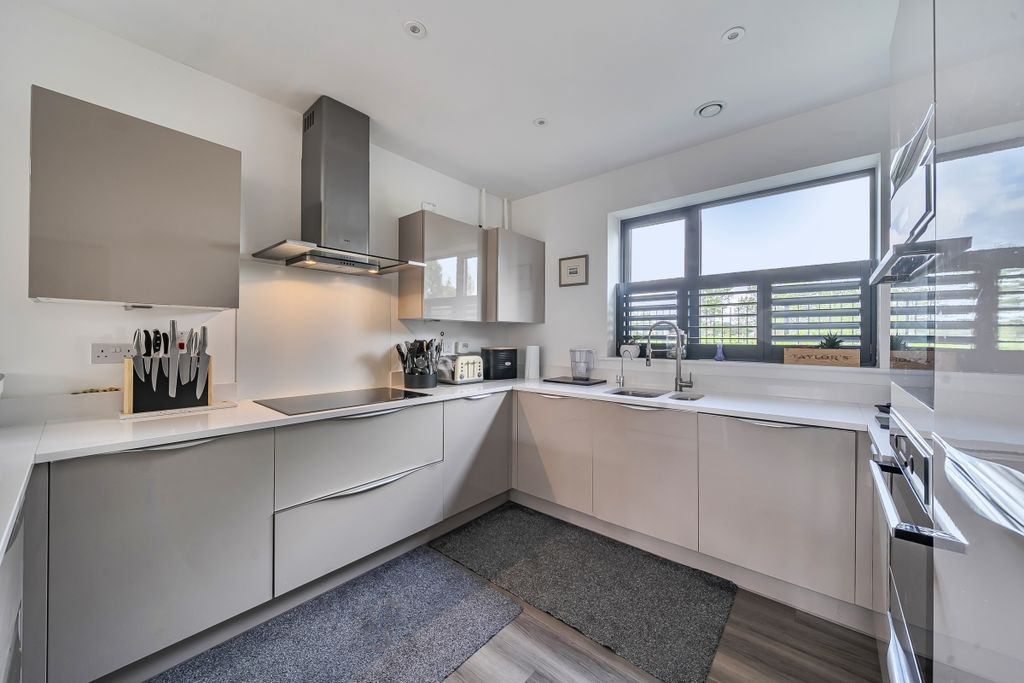 Property photo 2 of 20 1353406-9-68c150F...