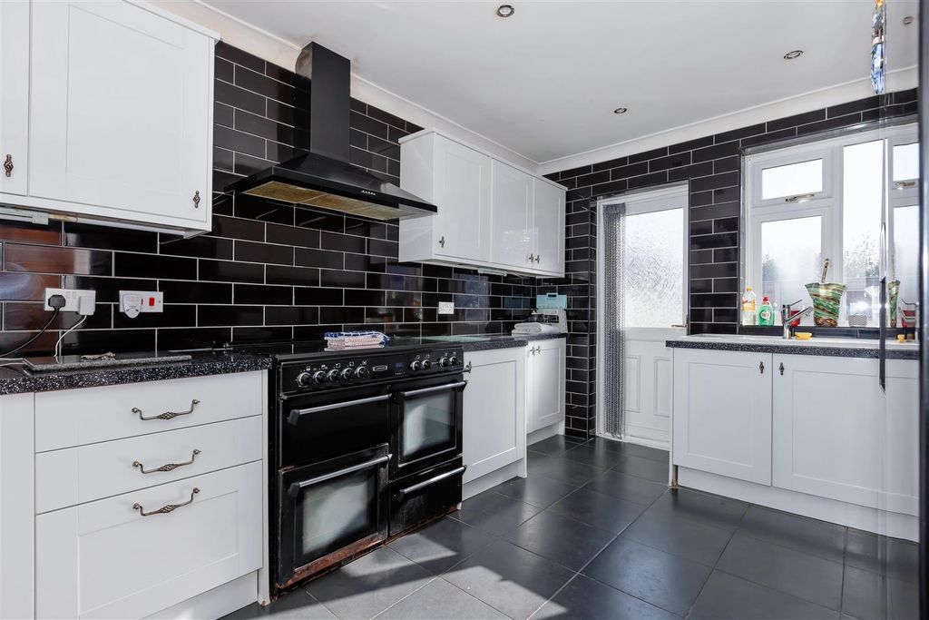 Property photo 2 of 13 Maybridge Sq_6.Jpg
