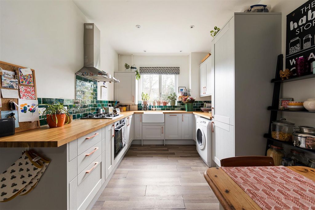 Property photo 3 of 21 Chadwick Road, E11