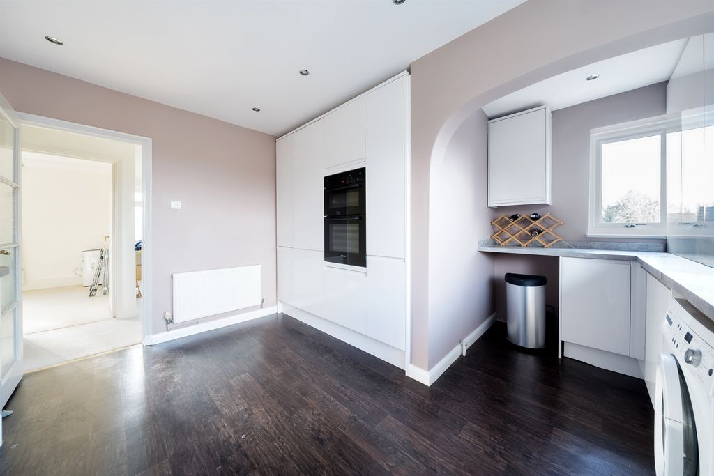 Property photo 3 of 11 Kitchen