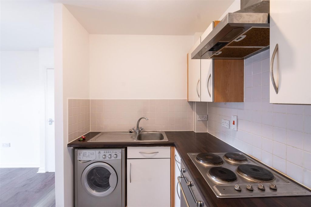 Property photo 3 of 11 Kitchen