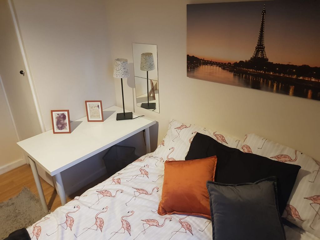 Property photo 3 of 12 Room 5- £823 Available Now