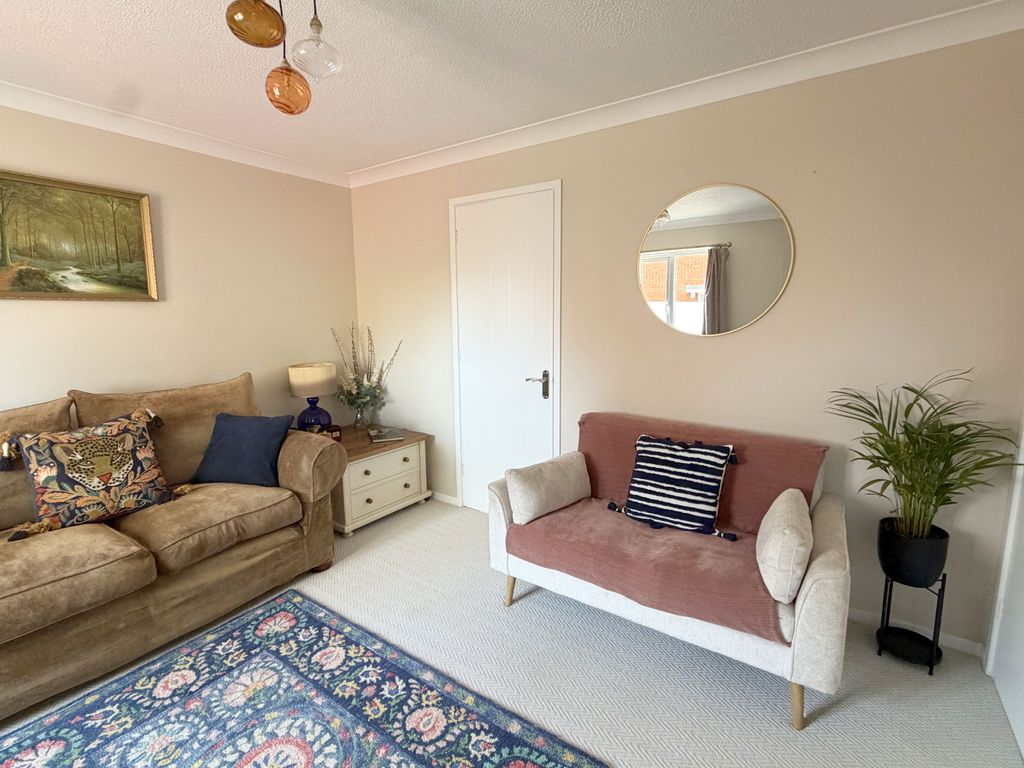 Property photo 3 of 17 Lounge1