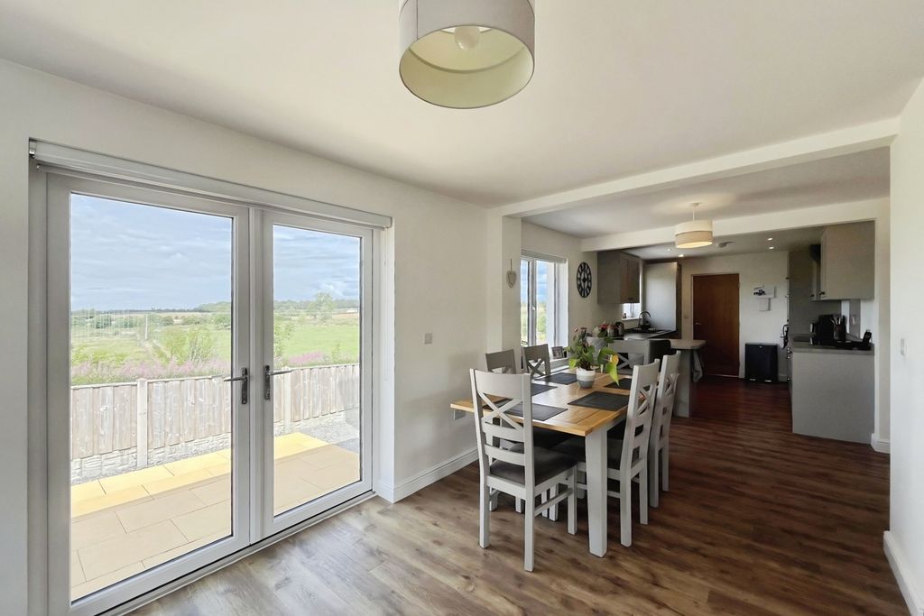 Property photo 3 of 17 Kitchen/Dining Room