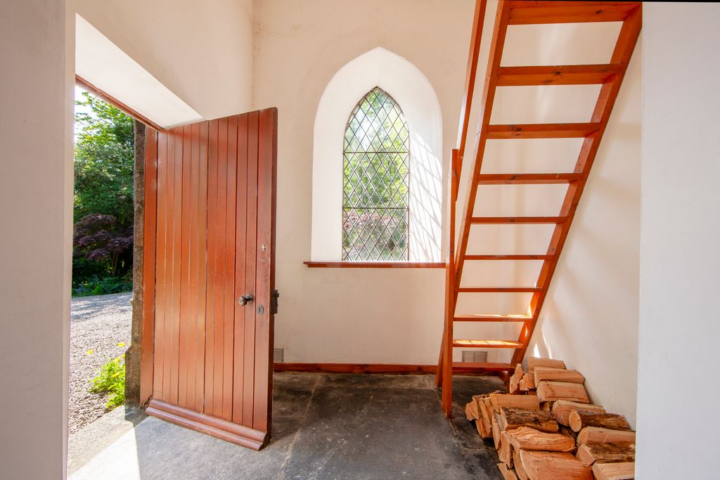 Property photo 2 of 31