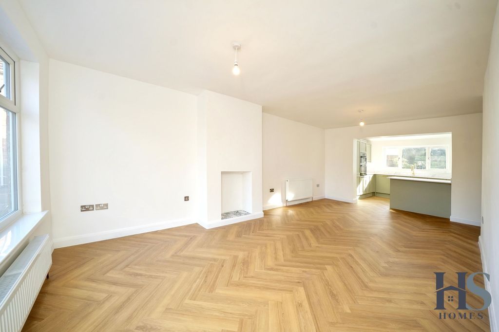 Property photo 3 of 27