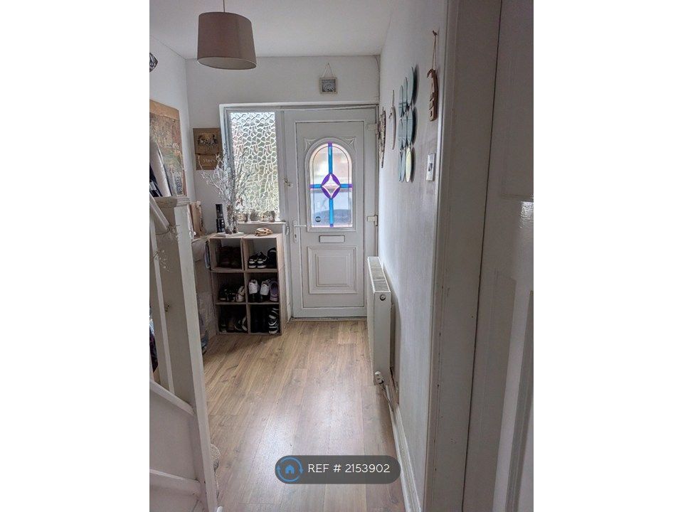 Property photo 2 of 11 Hallway