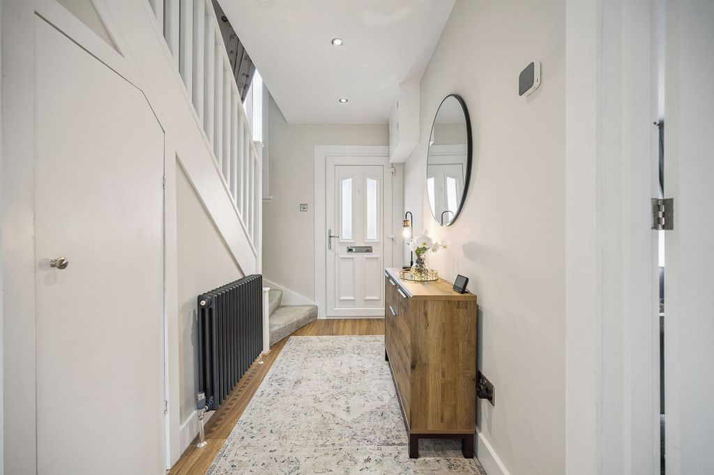 Property photo 2 of 25 Entrance Hallway