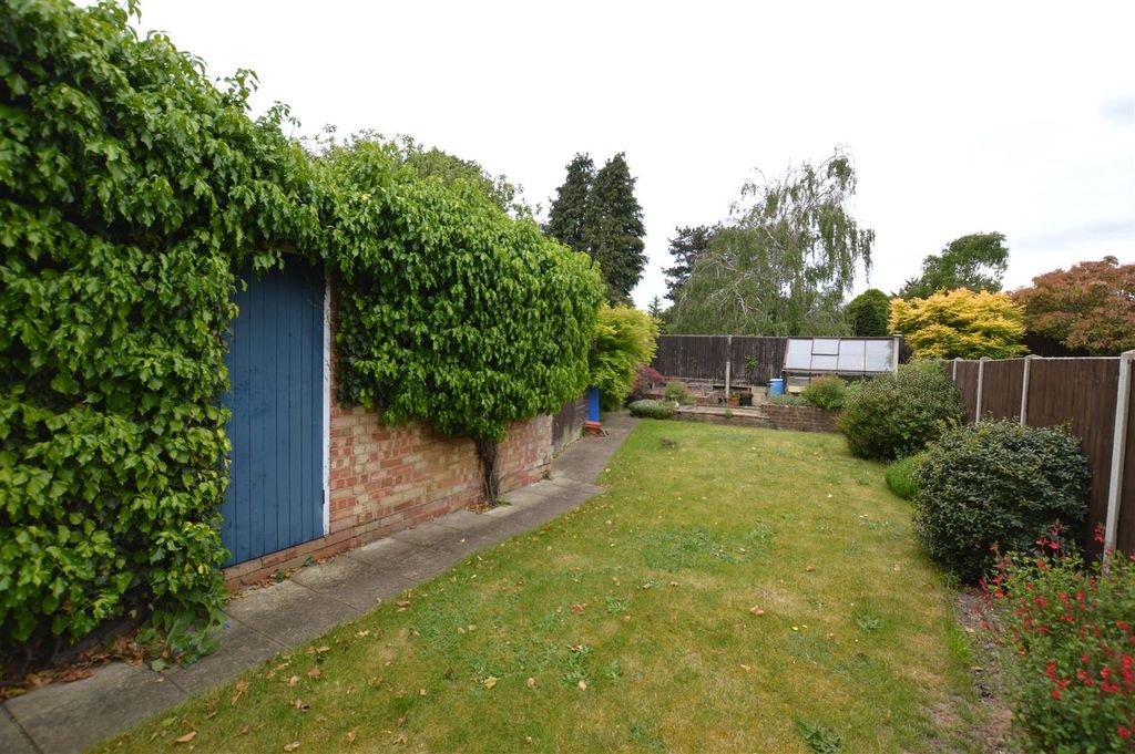 Property photo 3 of 11 98 Ryecroft Avenue Garden May.Jpg