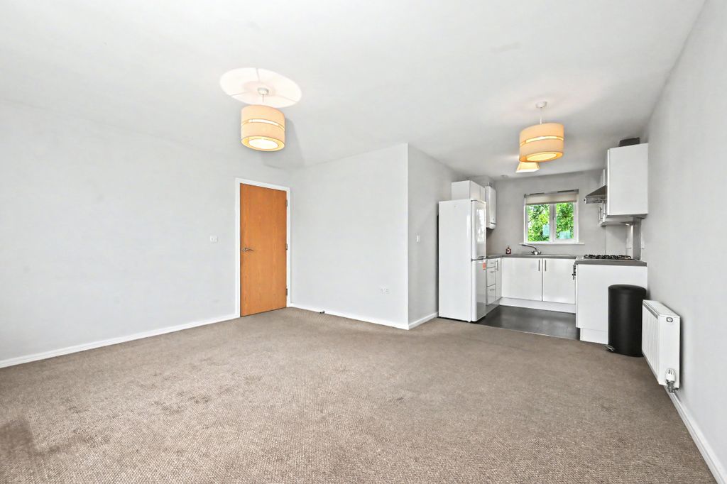 Property photo 3 of 20 Living Room / Kitchen