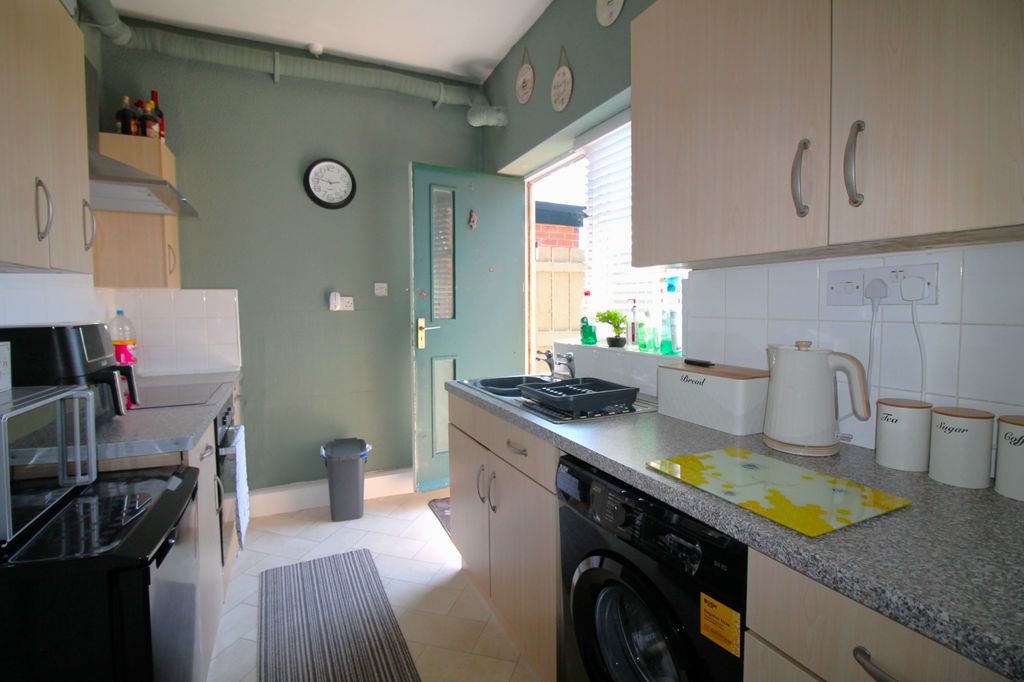 Property photo 3 of 10 Kitchen (1)