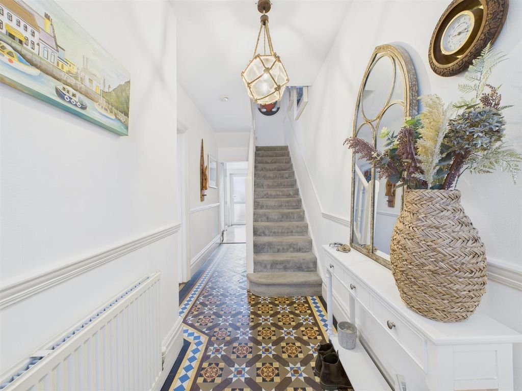 Property photo 2 of 14 Entrance Hall