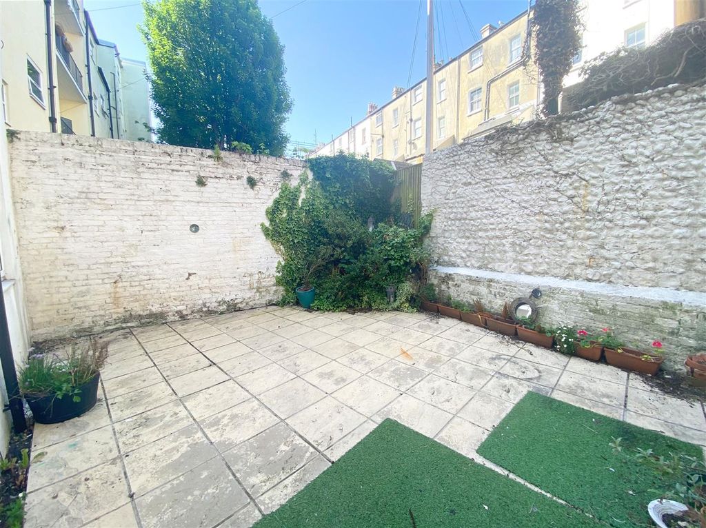 Property photo 3 of 7 Courtyard.Jpg