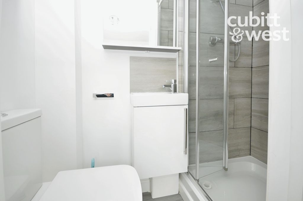 Property photo 2 of 5 En-Suite Shower Room