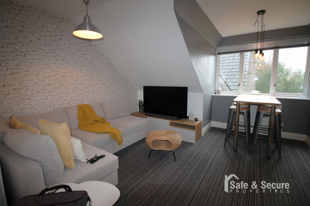 Property photo 3 of 10 Living Area