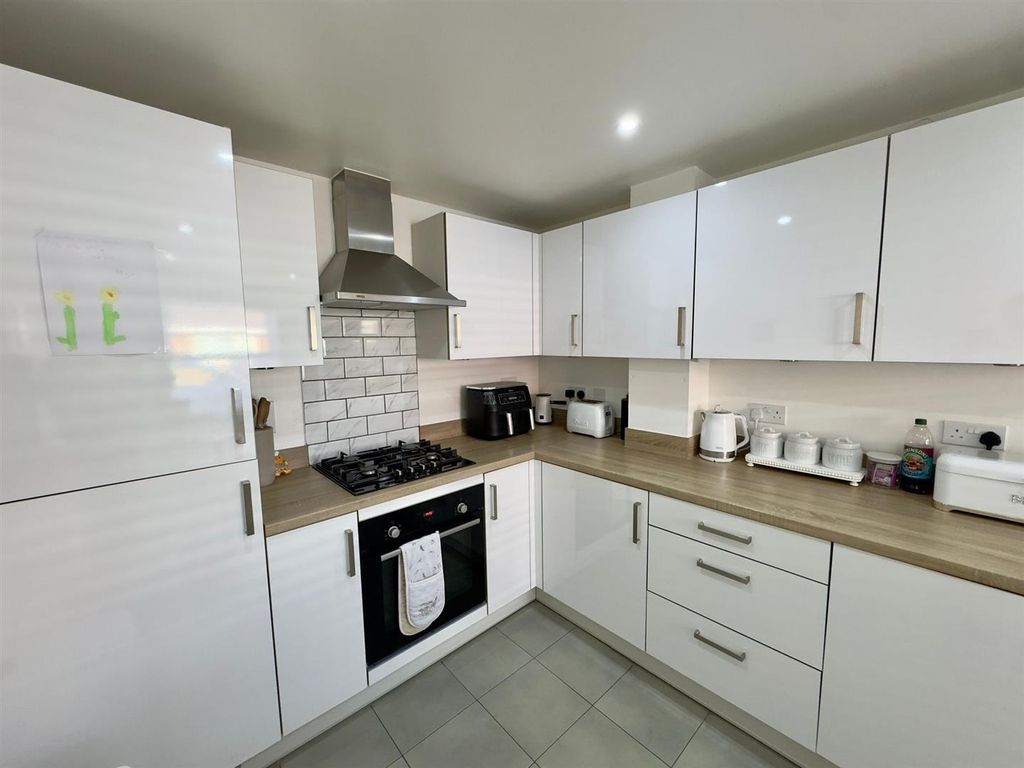Property photo 3 of 22 Kitchen / Dining Room