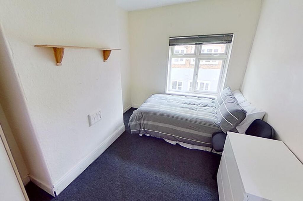 Property photo 2 of 5 Bright And Cozy Double Bedroom Featuring A Comfort...