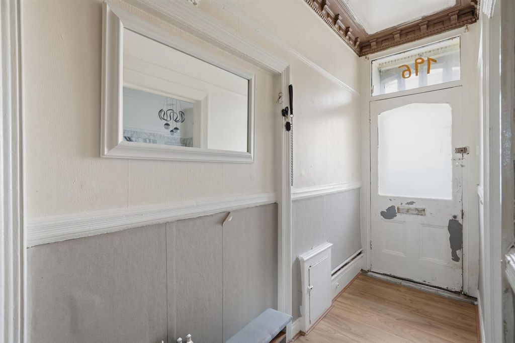 Property photo 2 of 16 196 Carlisle St-6.Jpg