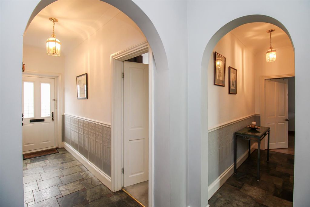 Property photo 2 of 17 Entrance Hall