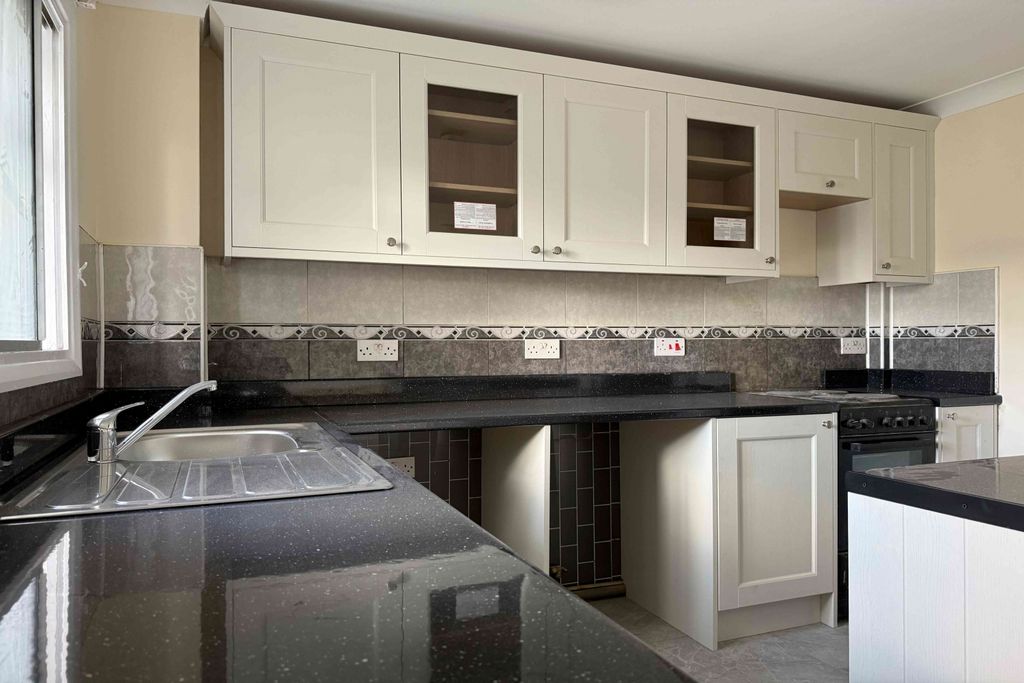 Property photo 3 of 7 Kitchen