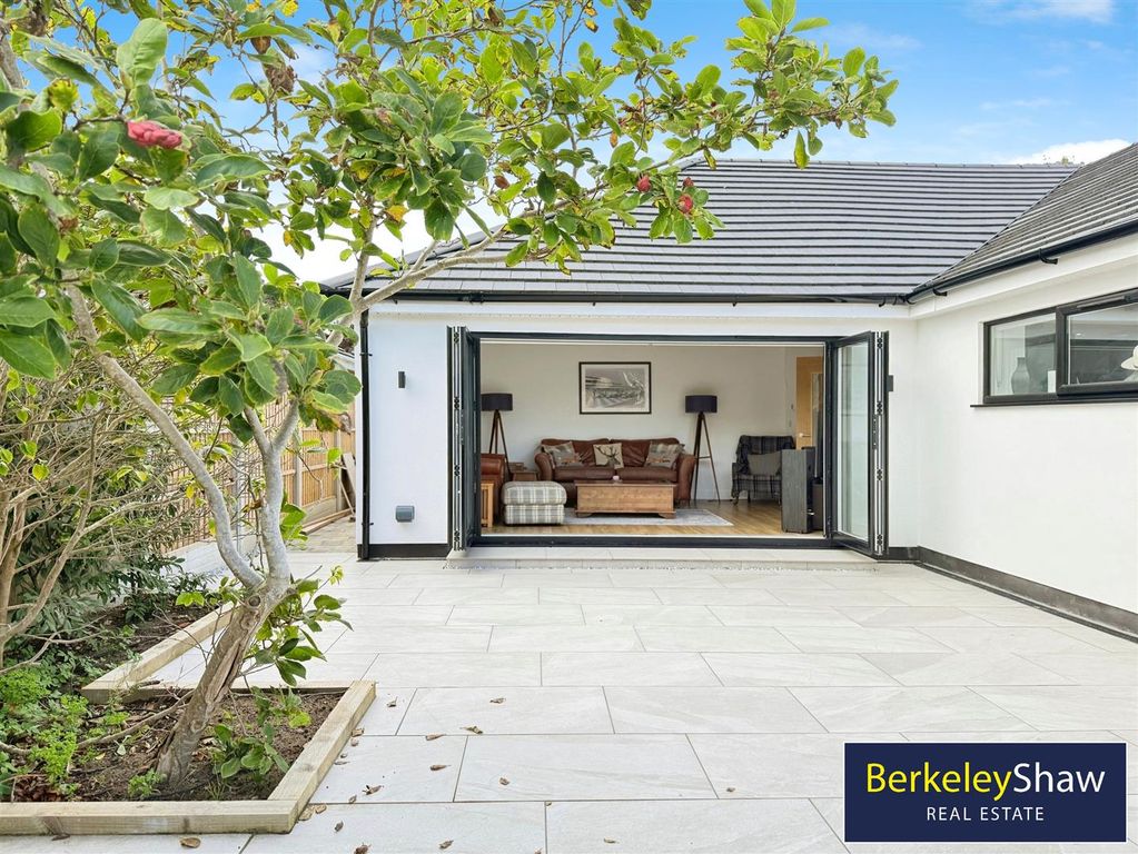 Property photo 2 of 39 Lounge