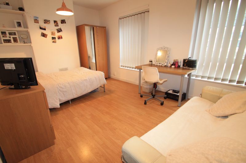 Property photo 1 of 8 Photo 7