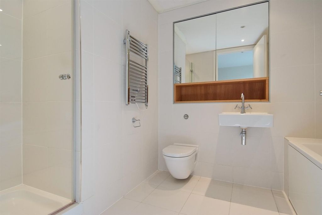 Property photo 3 of 11 Bathroom