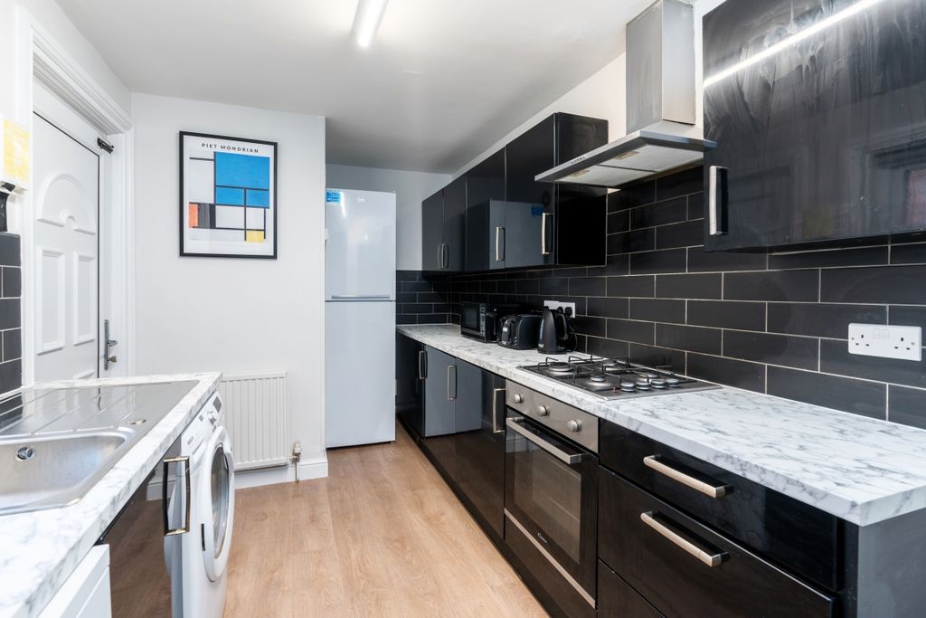 Property photo 2 of 18 9 Manor Drive, Kitchen 1