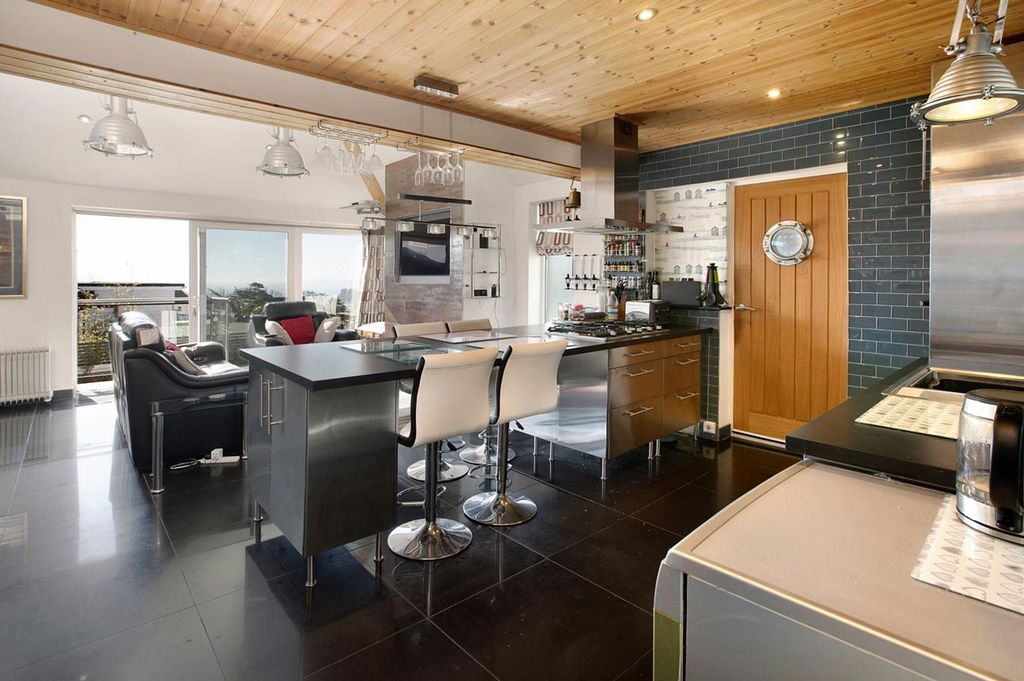 Property photo 2 of 23