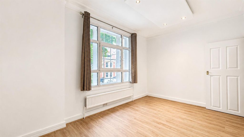 Property photo 2 of 16 8, Phillimore Court13.Jpg