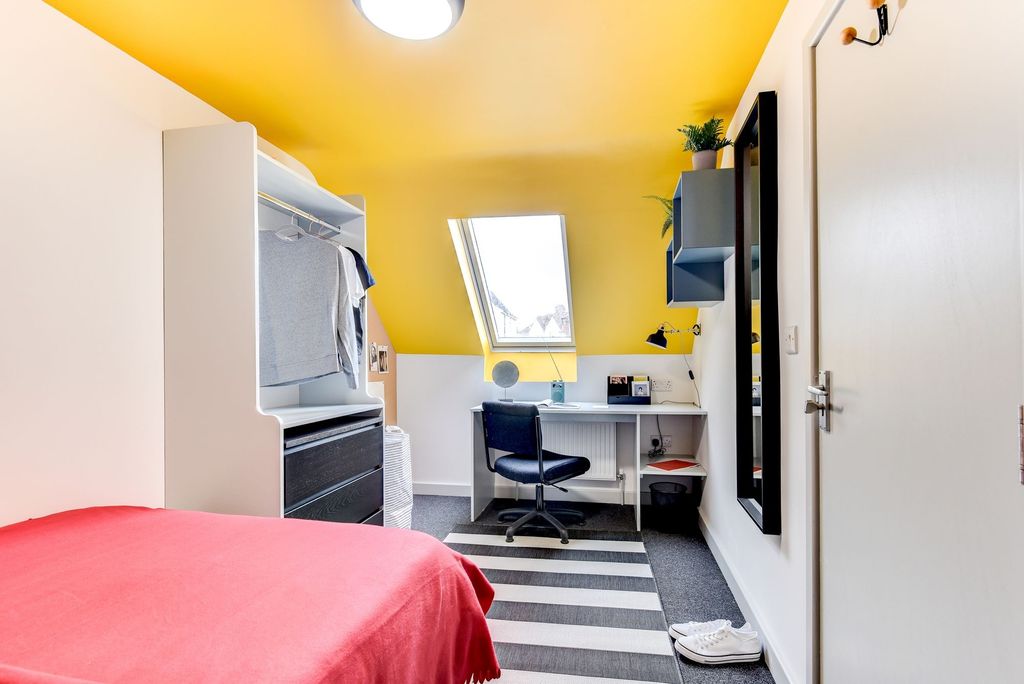 Property photo 3 of 5 Bright And Inviting Double Bedroom Featuring A Coz...