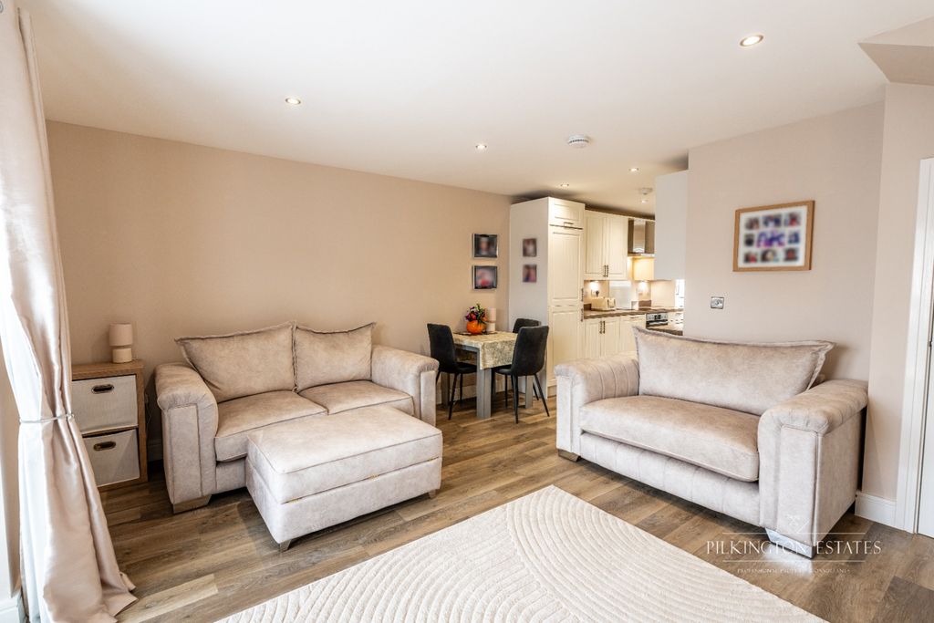 Property photo 3 of 21 4884584