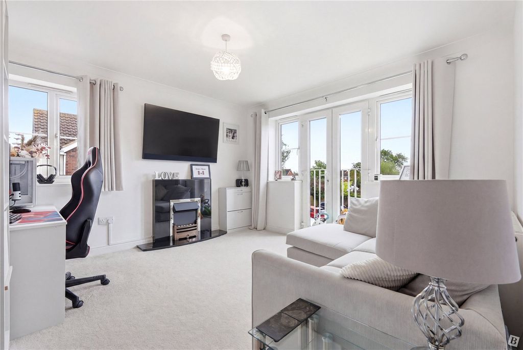 Property photo 3 of 7 Living Room