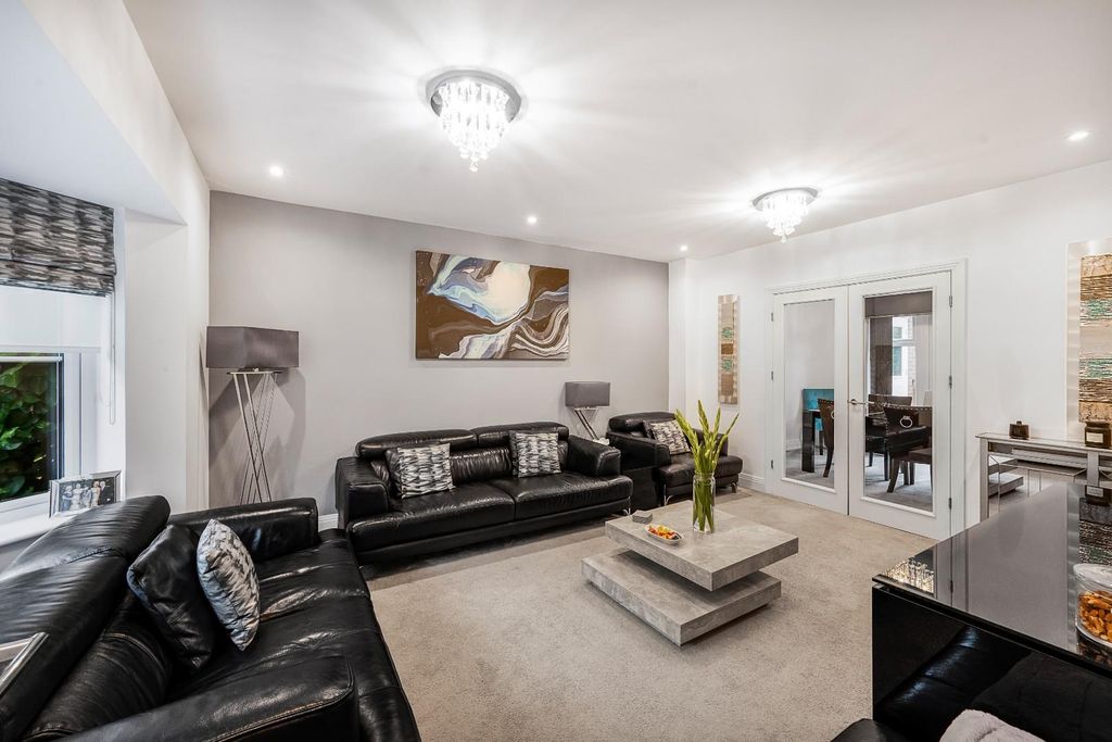 Property photo 2 of 27 Living Room