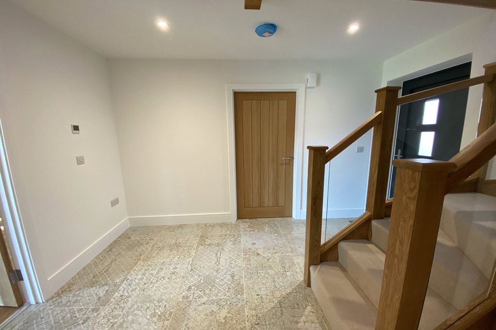 Property photo 3 of 11 Hallway Example