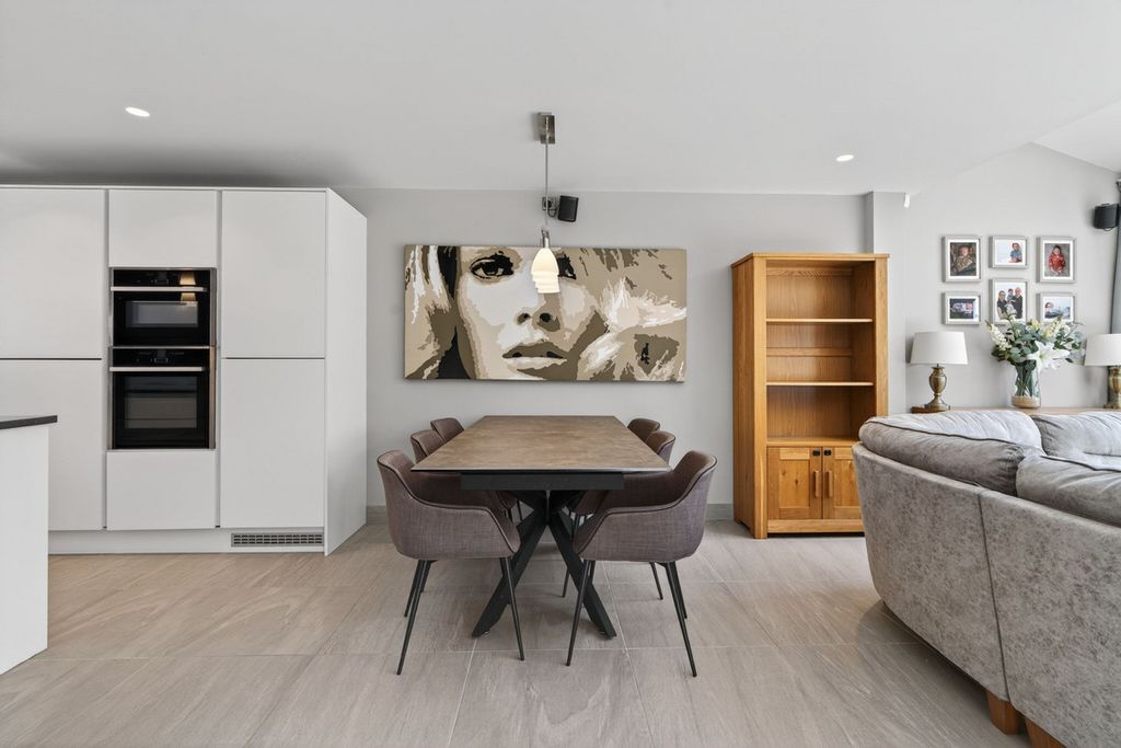 Property photo 3 of 25