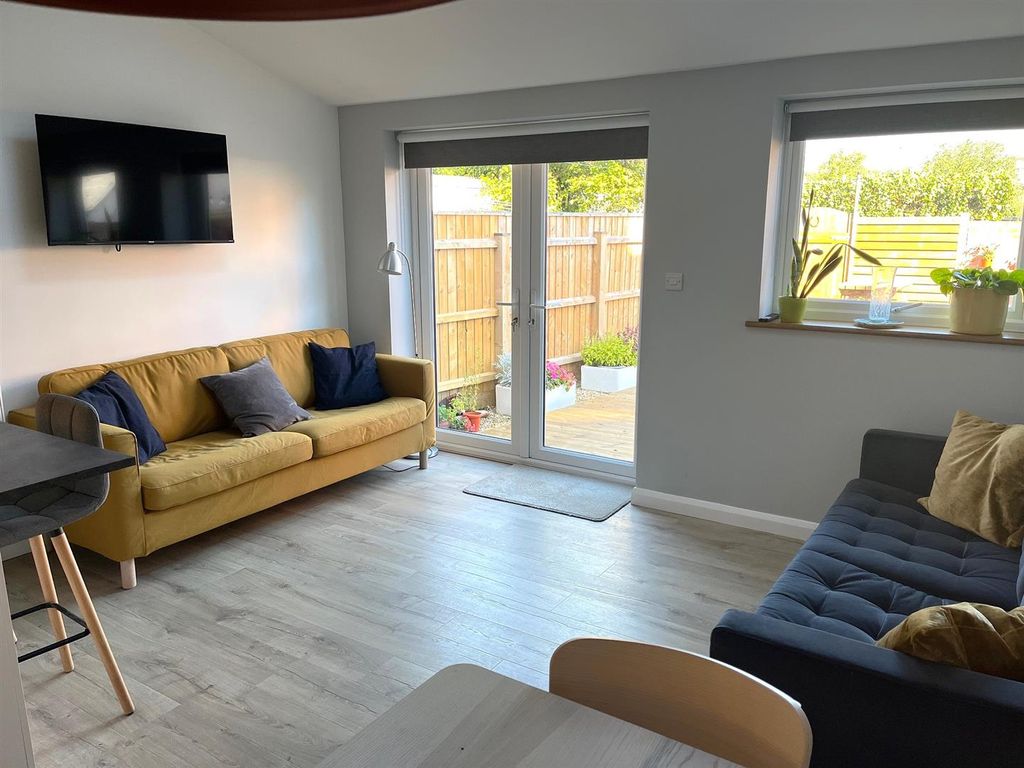 Property photo 3 of 20 4265 Loungeoverall.Jpg